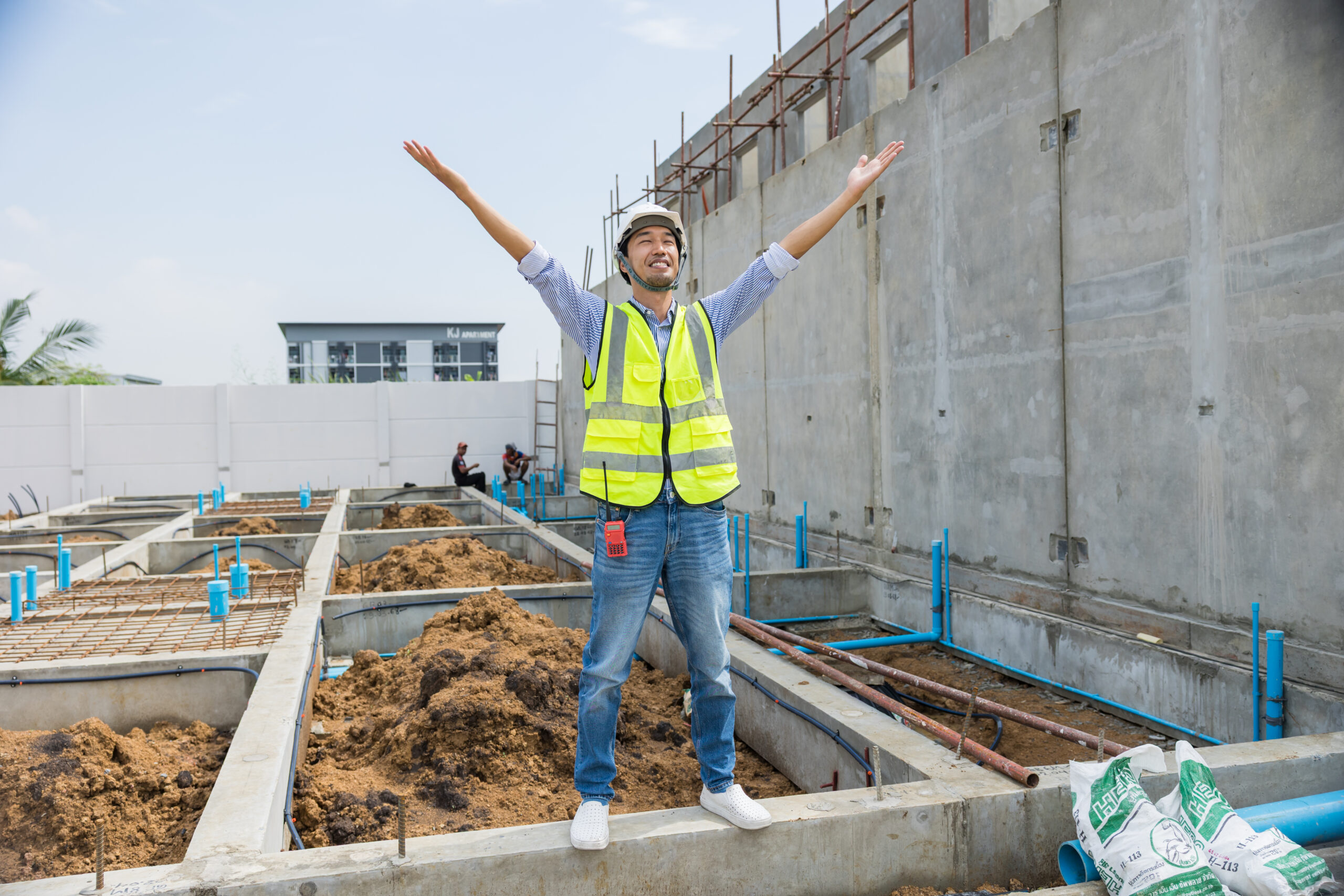 Arbeiter, dehnt sich morgens aus, bevor er mit der Arbeit beginnt
