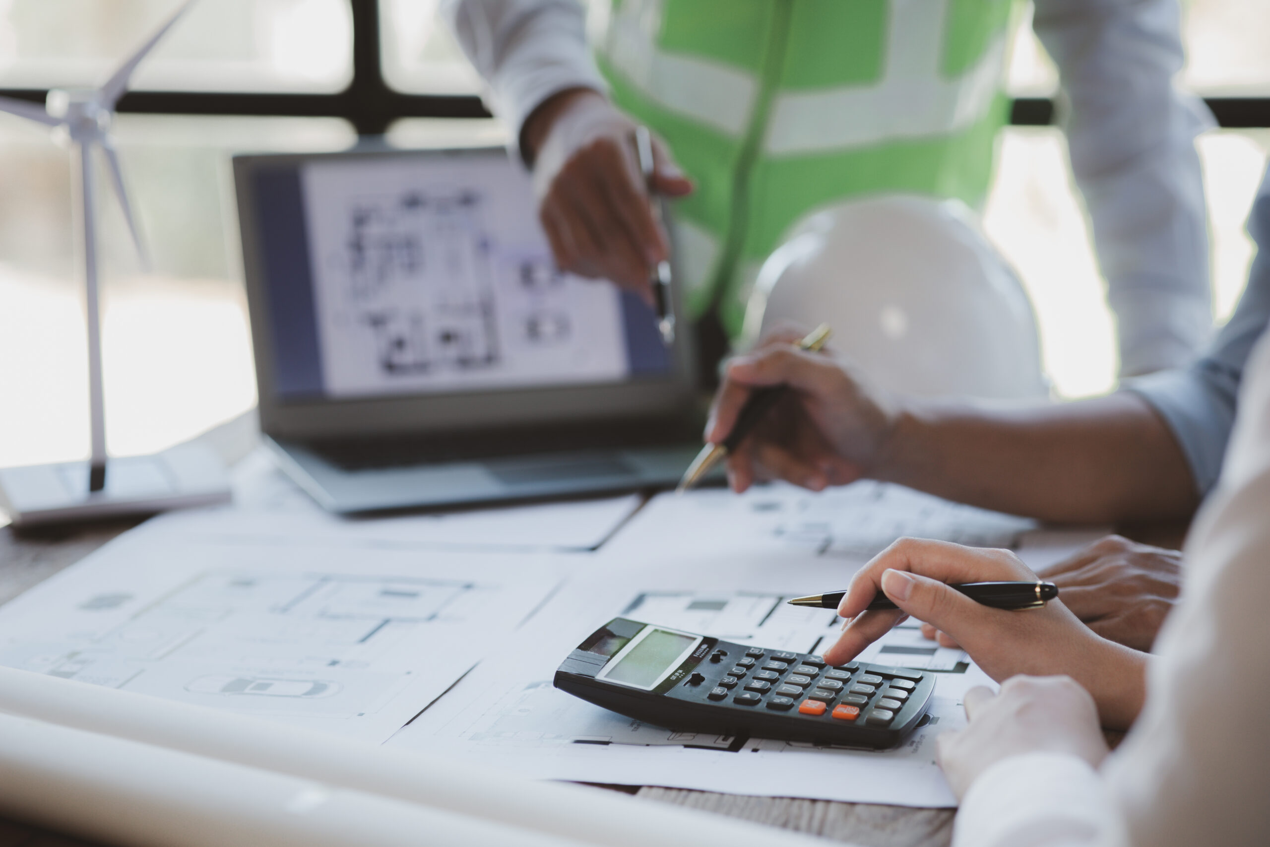 Architekten und Ingenieure arbeiten zusammen, um den Entwurf des Hausplans zu bearbeiten