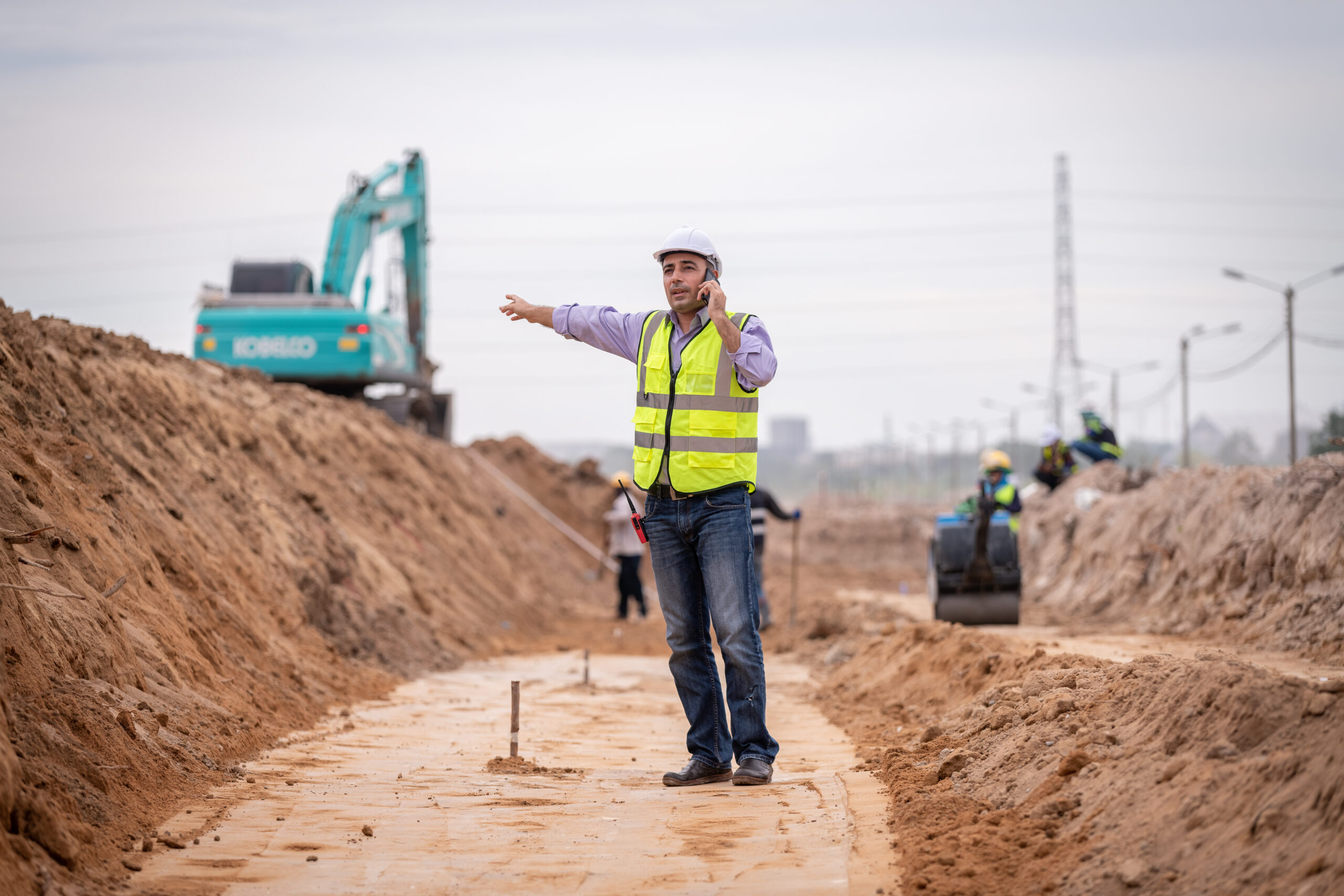 Bauingenieur trägt Sicherheitsuniform
