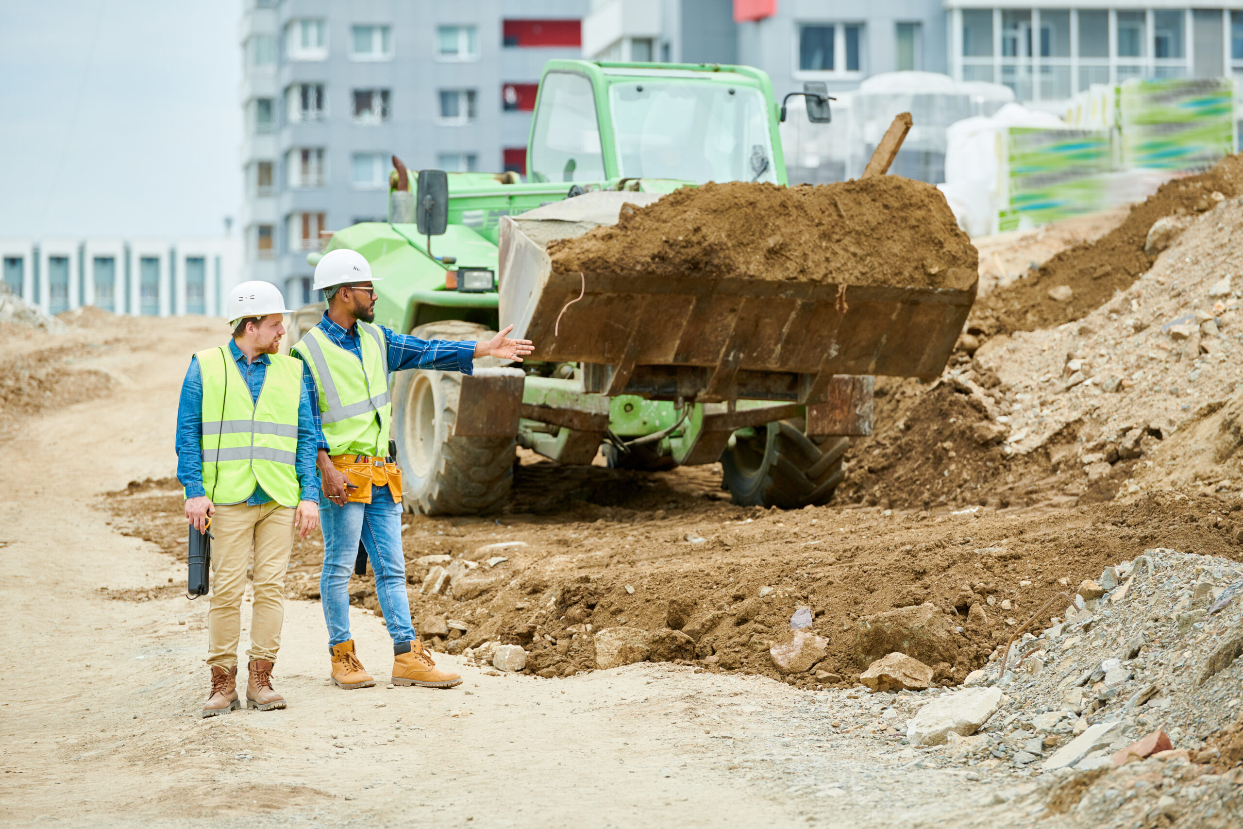 Bauinspektoren beobachten den Ausgrabungsprozess