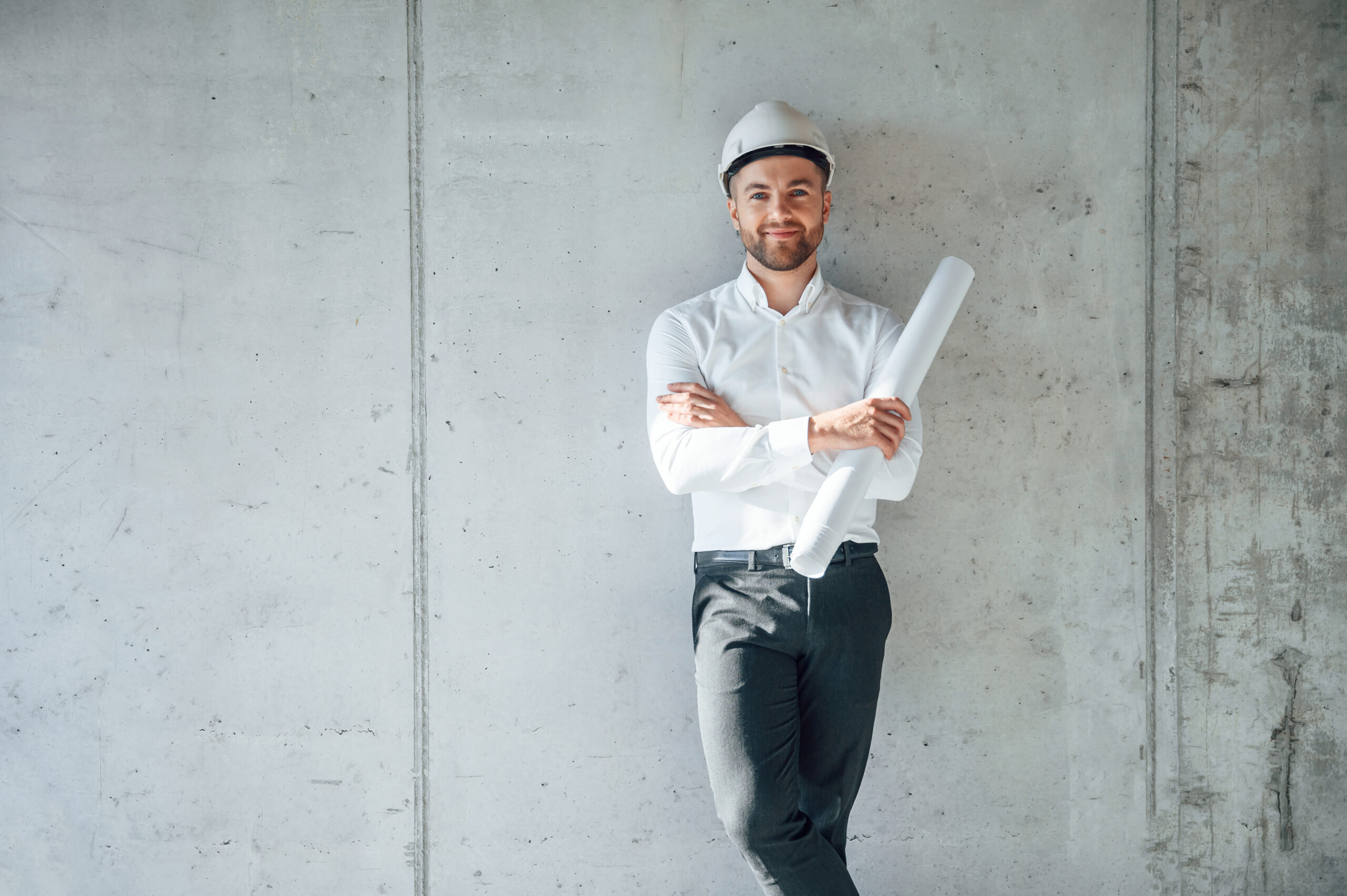 Haftpapier mit Projektplan. Mann arbeitet tagsüber auf der Baustelle