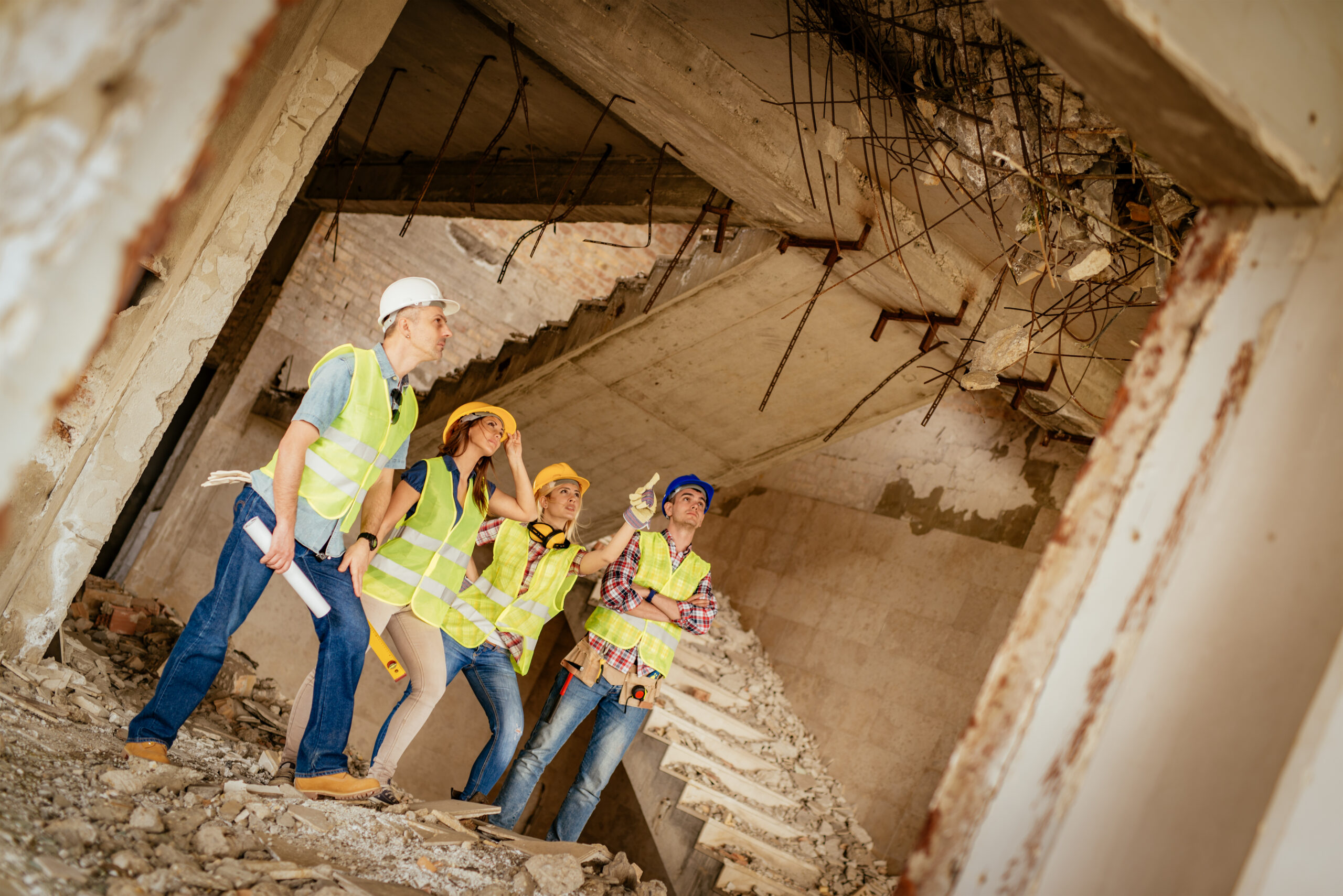 Architekten-Team-auf-einer-Baustelle