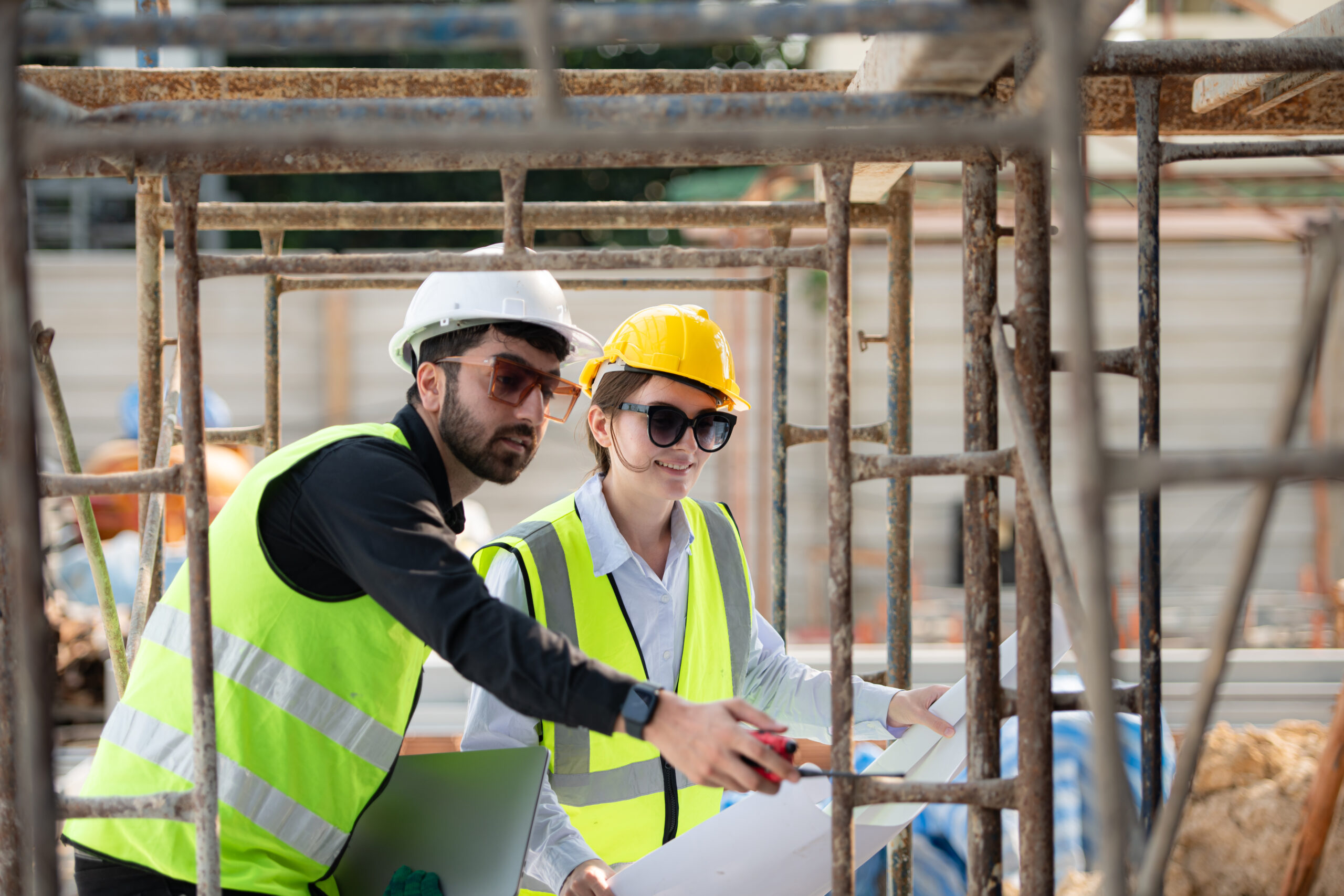 Ingenieur und Architekt arbeiten auf der Baustelle und überprüfen Pläne und Prozesse.