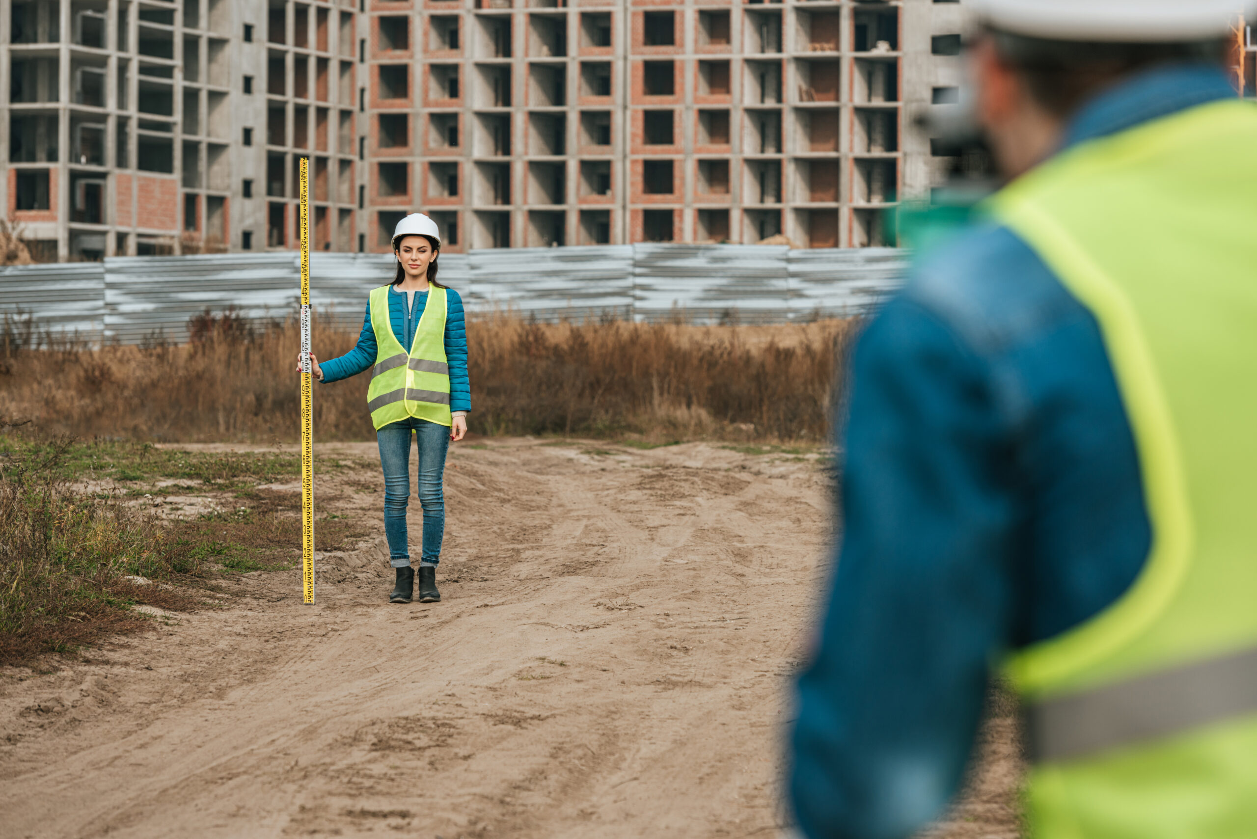 Vermessung von Grundstücken auf einer Baustelle